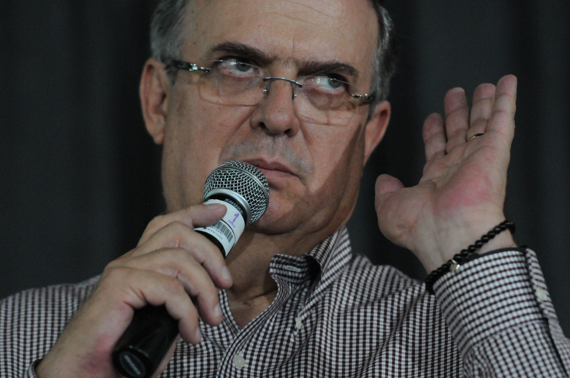 Marcelo Ebrard estalla contra encuesta de El Universal