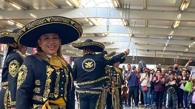 ¿Mariachi en Cuatro Caminos por el cumpleaños de AMLO?