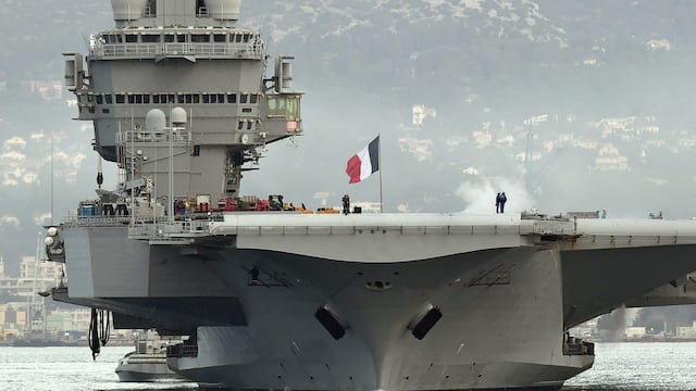 Portaaviones francés Charles de Gaulle es ubicado cerca de Medio Oriente