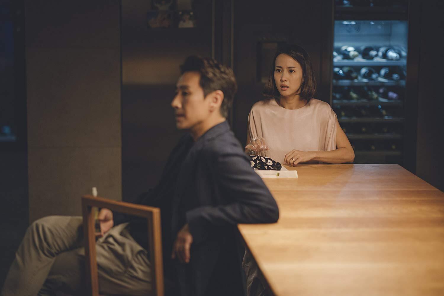 Lee Sun-Kyun y Cho Yeo-jeong en la película Parásitos