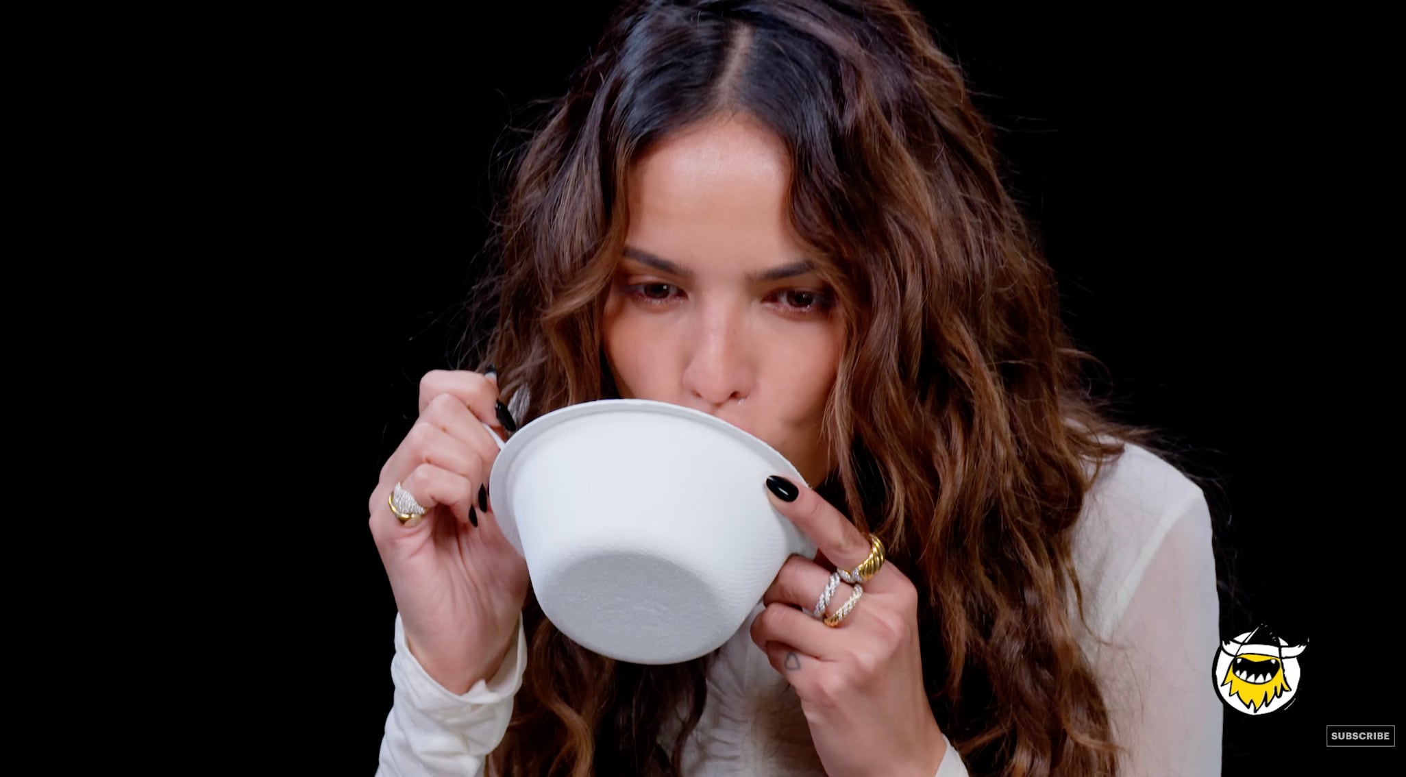 Eiza González en Hot Ones