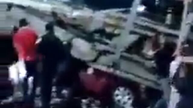 Diversos coches terminaron aplastados.