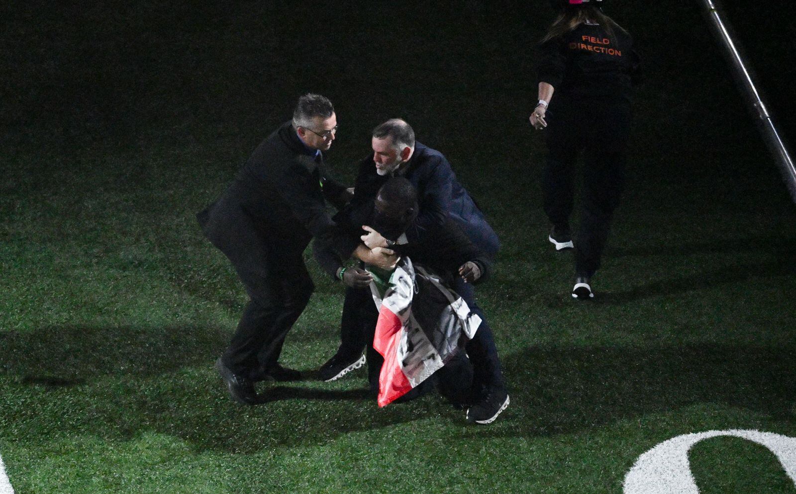 Protesta con bandera de Palestina en medio tiempo del Super Bowl 2025