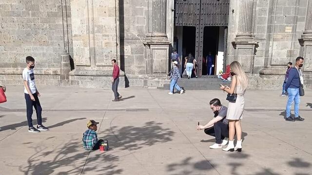 Niño que pide dinero es fotografiado en Guadalajara