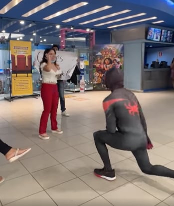 Joven se le declara a su amiga en el cine antes de ver "Spider-Man: No Way Home"