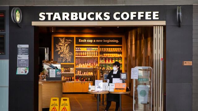 Trabajador de Starbucks en una tienda que solo recibe productos para llevar.