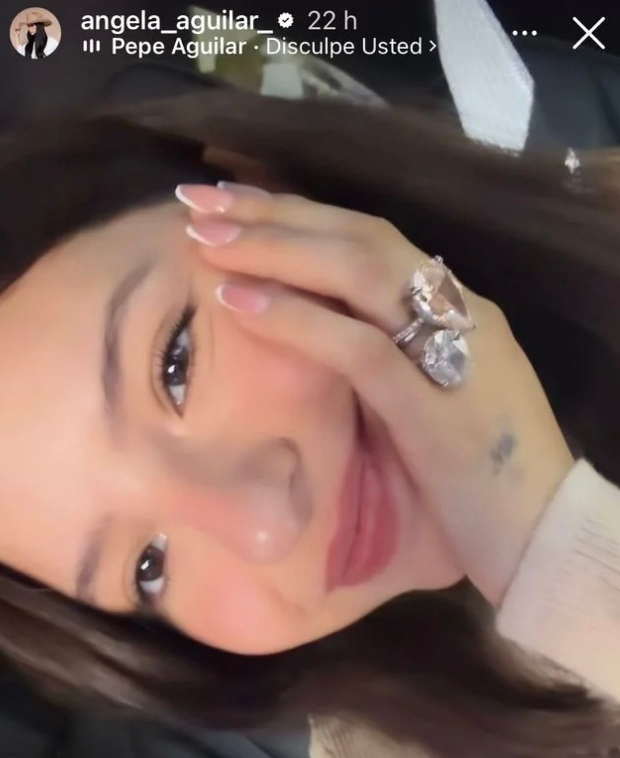 Ángela Aguilar presume el anillo que le regaló Christian Nodal