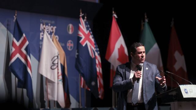 Diego Sinhue Rodríguez Vallejo dando conferencia sobre el Modelo Planet Youth