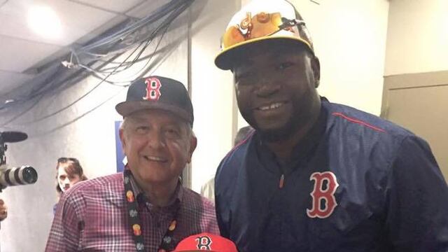 Andres Manuel López Obrador con el beisbolista David Ortiz.