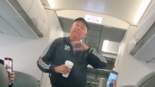 Pasajero de Volaris decide bajarse del avión tras negarle asiento y evitar retraso del vuelo