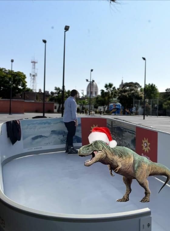 Dinosaurio en pista de hielo. Navidad en Celaya
