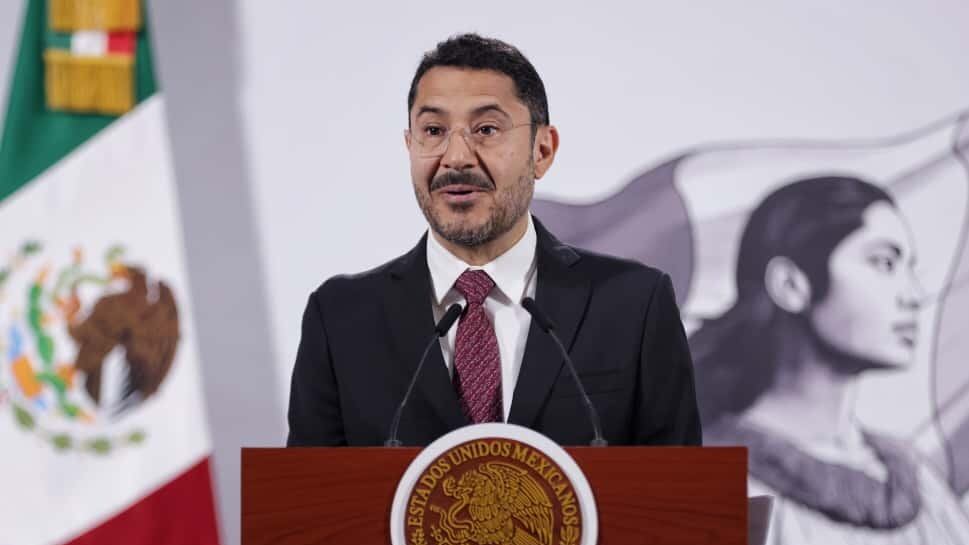 Martí Batres anuncia Plan de Cirugía Robótica en el ISSSTE