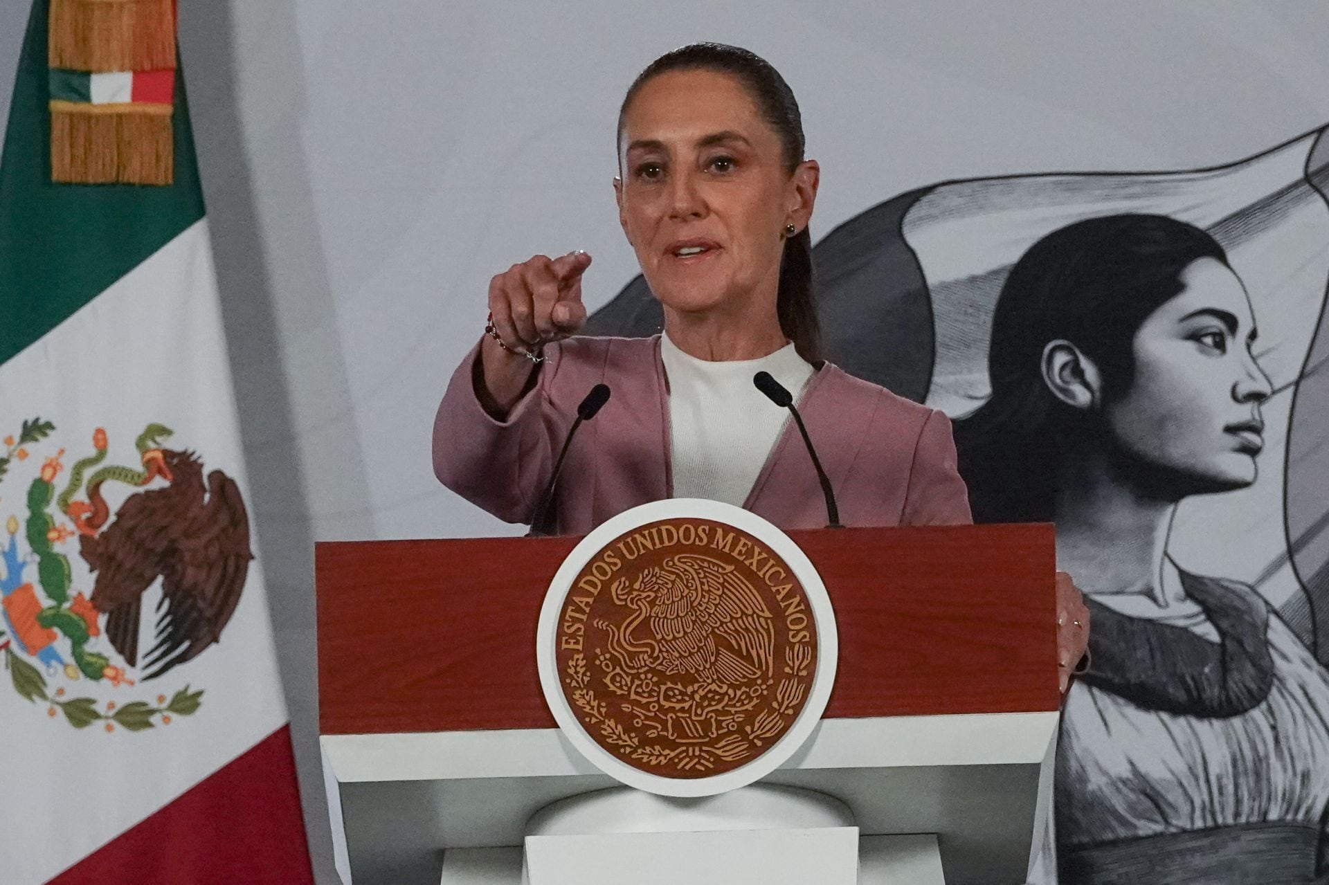 Shenbaum da detalles de cómo se hizo la miniserie rumbo a su Segundo Informe de Gobierno.