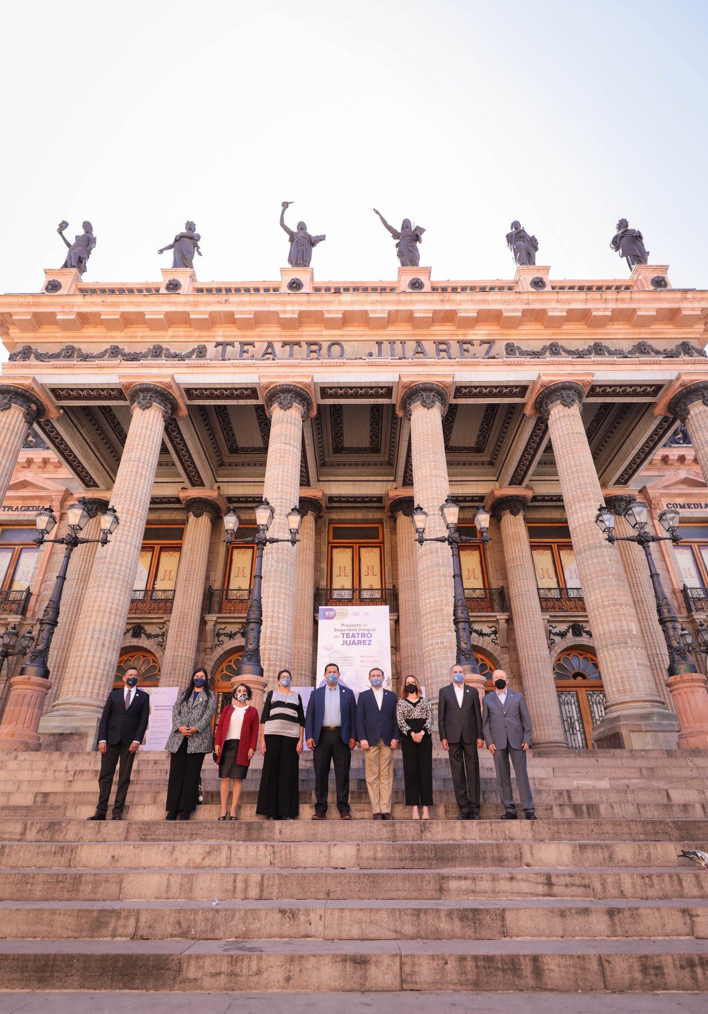 Diego Sinhue Rodríguez Vallejo y funcionarios de Guanajuato afuera del Teatro Juárez