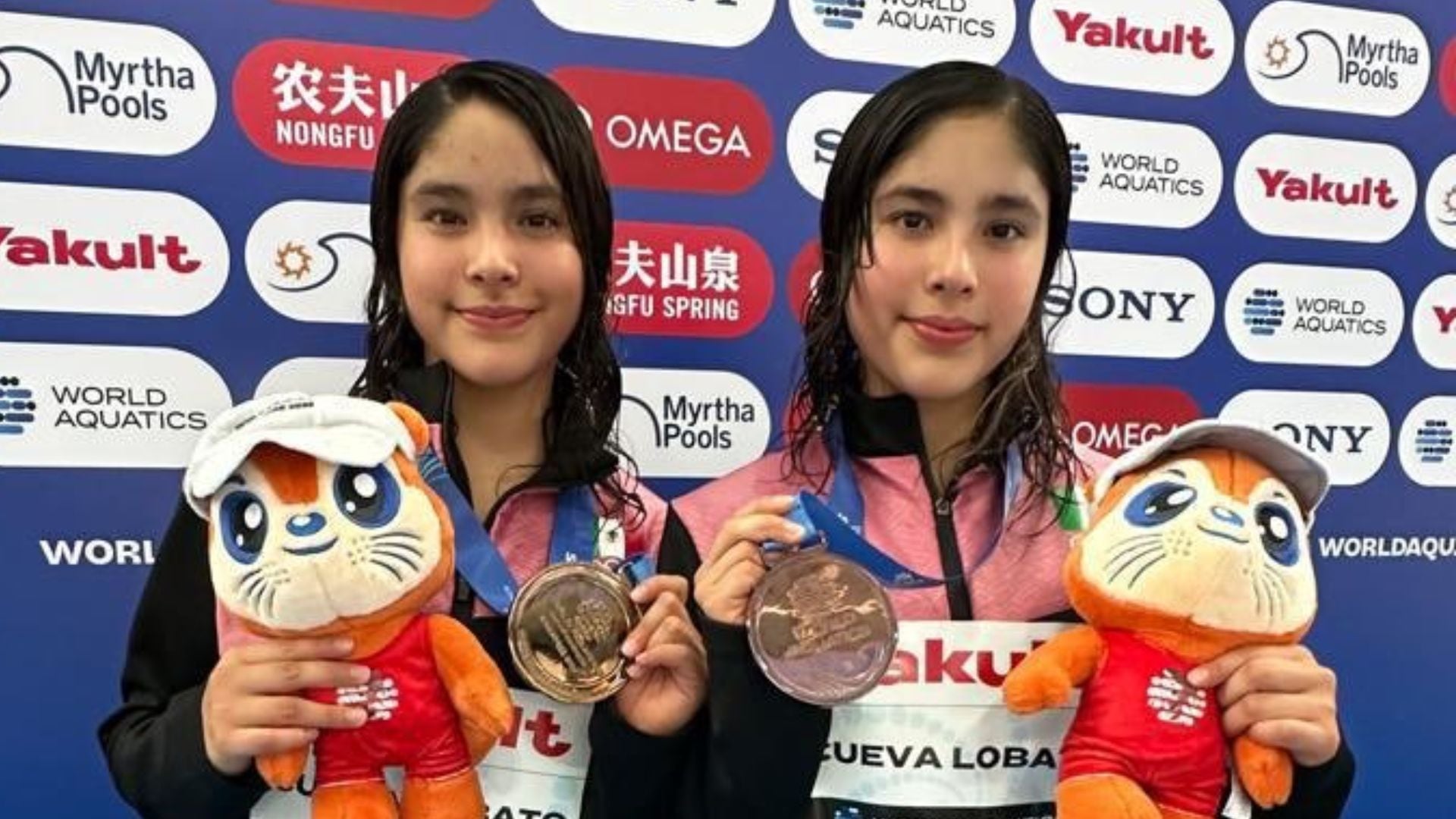 Historia pura: Las gemelas mexicanas Lía y Mía Cueva consiguen a sus 14 años el bronce en el Mundial de Singapur 2025