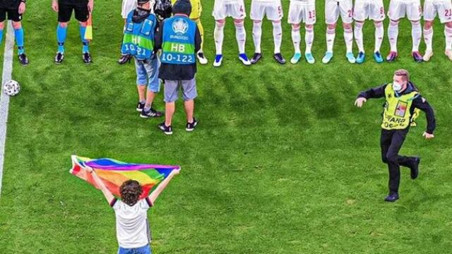 Aficionado ondea la bandera LGBT durante el partido de Alemania y Hungría