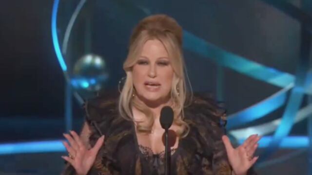 Jennifer Coolidge no defrauda en su discurso al ganar en los Premios Emmy 2024