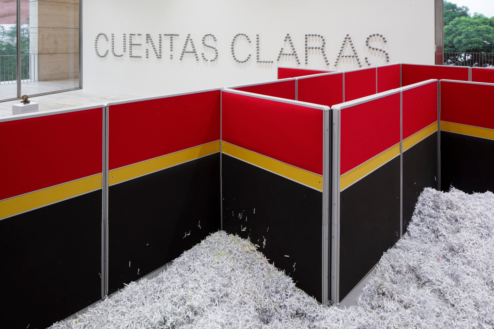 ¿La mejor exposición de arte en CDMX? ¡Qué viva el papeleo! Te hará reír con la desagradable experiencia de la burocracia