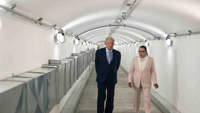 Andrés Manuel López Obrador, Presidente de México, y Rosa Icela Rodríguez, secretaria de Seguridad y Protección Ciudadana (SSyPC), recorren el túnel que conecta el bunker que se mandó a construir Genaro García Luna, ex secretario de Seguridad.