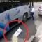 VIDEO: Conductor de autobús avienta costal de semillas de adulta mayor