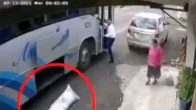 Costal de semillas tirado