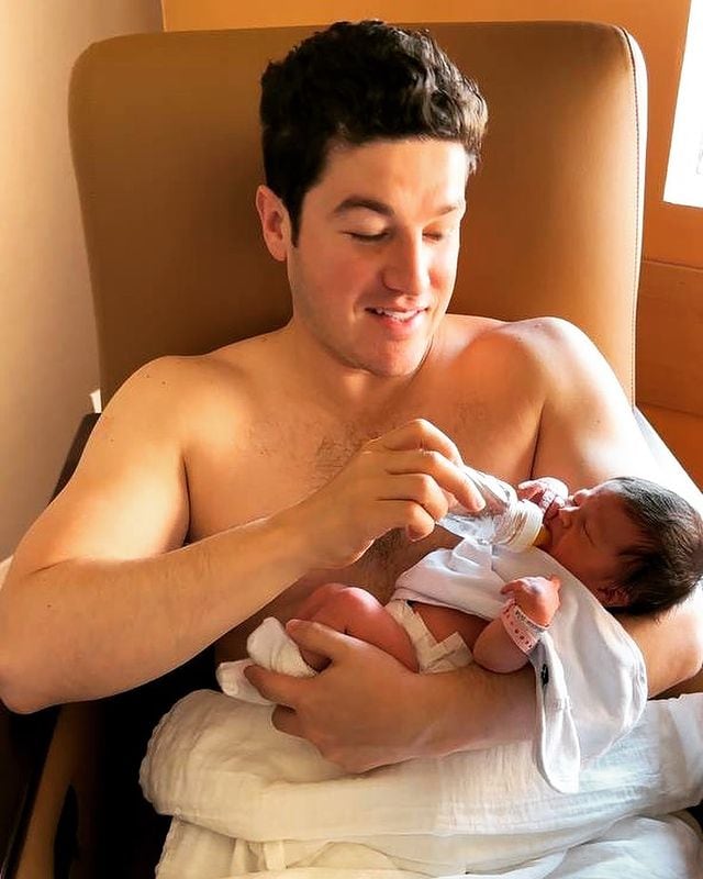 Samuel García dándole "suerito" a su hija Mariel.