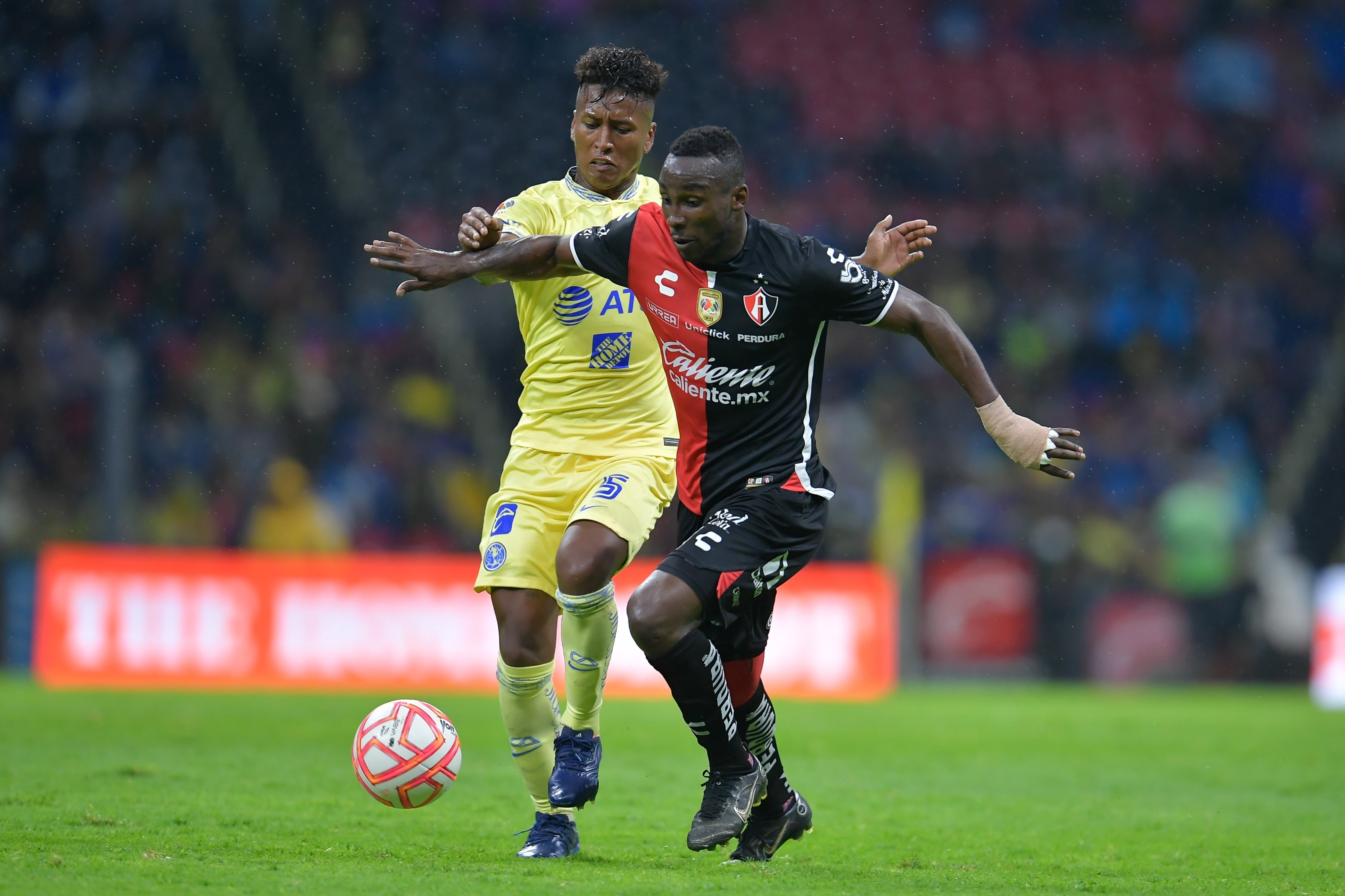 Julián Quiñones ante el Club América