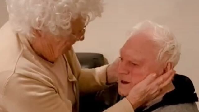 Abuelita se reencuentra con su esposo