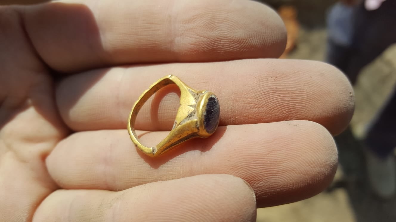 Anillo de oro con amatista