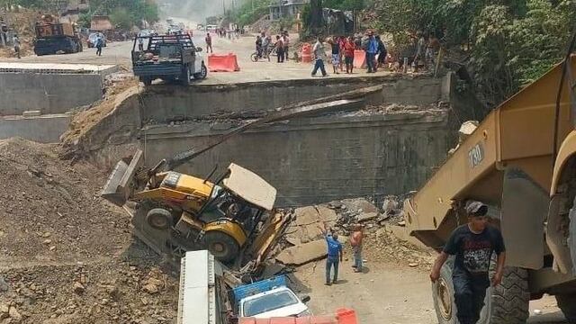 Puente colapsa en carretera Tamazunchale-Matlapa