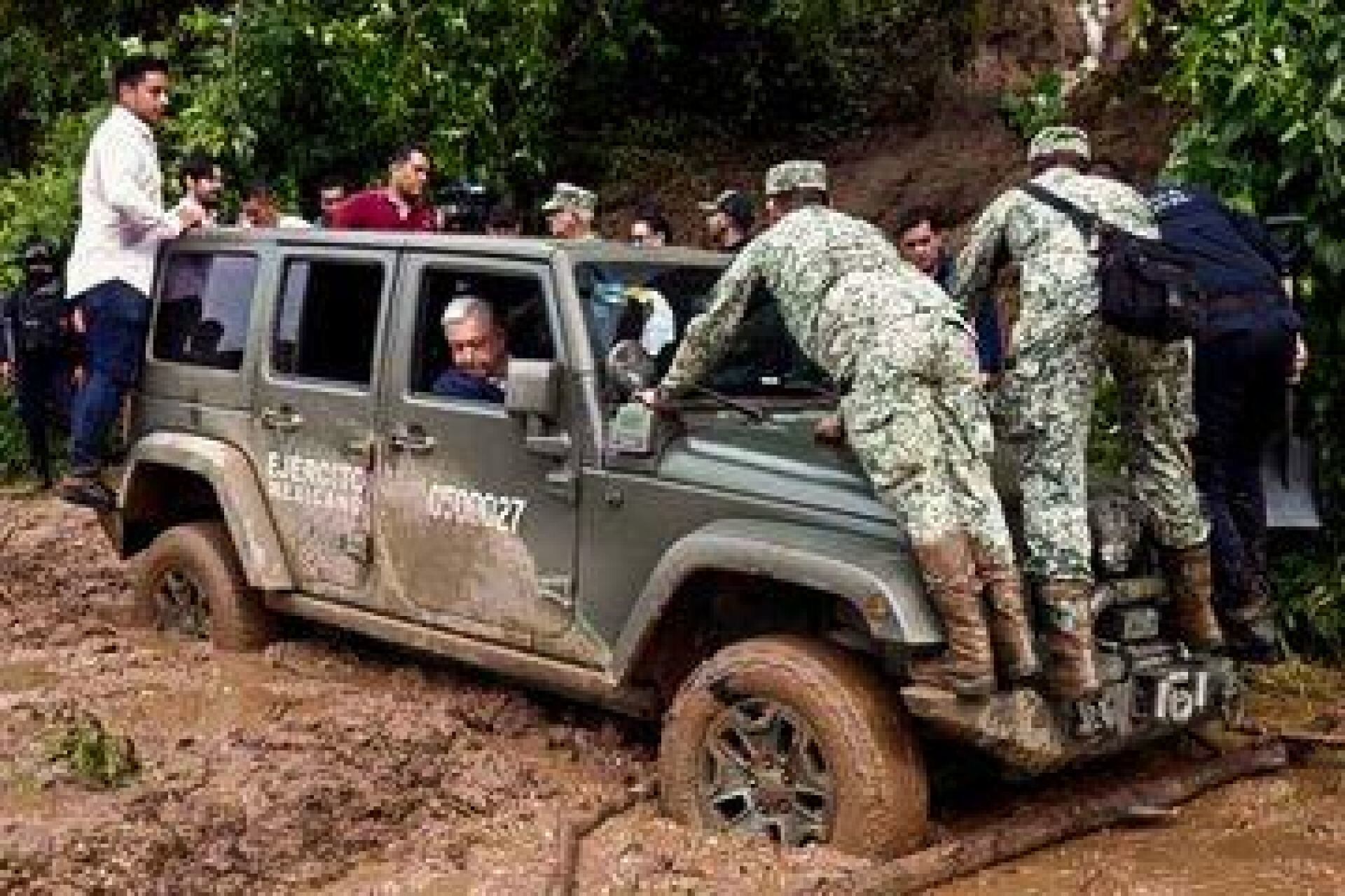 El Jeep militar en el que viajaba el presidente de México, Andrés Manuel López Obrador, se quedó atascado por el lodo en la autopista del Sol