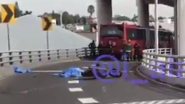 Motociclista muere atropellado por Metrobús