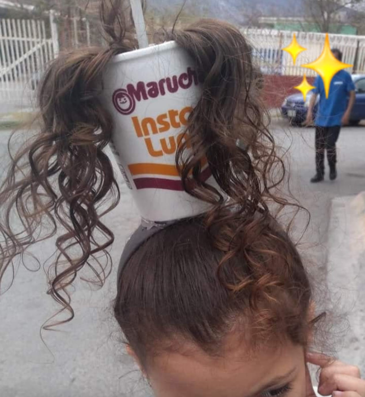 Niña en el Día del Peinado Loco