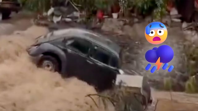 Un vocho quedó atrapado en las inundaciones de Xochimilco de esta tarde