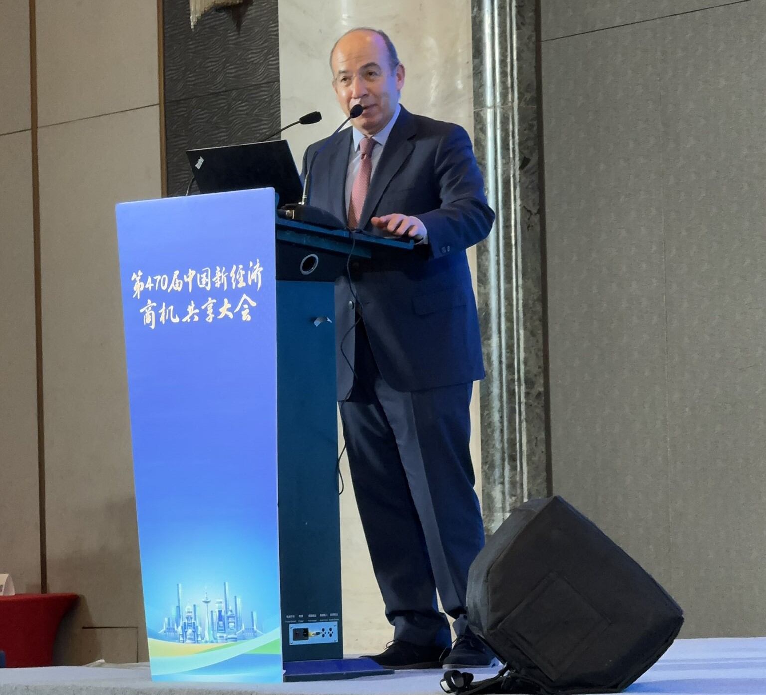 Felipe Calderón presume cómo se escribe su nombre desde China