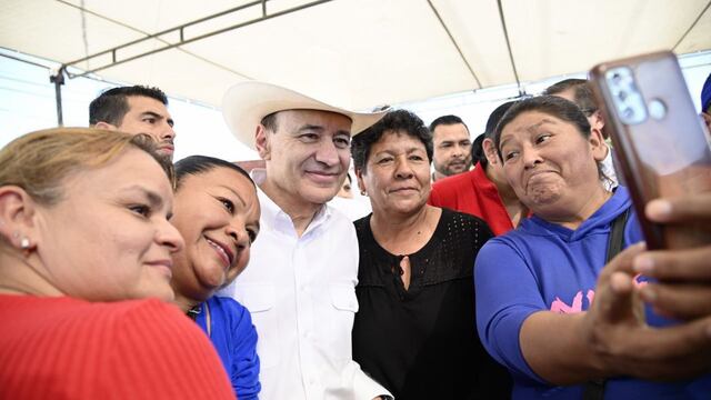 Alfonso Durazo entregó 400 escrituras a familias de Navojoa