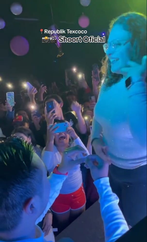 Piden matrimonio con Reggaeton Champagne de fondo