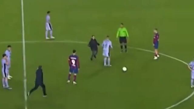 Un pequeño fan prefirió abrazar a Álvaro Fidalgo antes que a Robert Lewandowski.