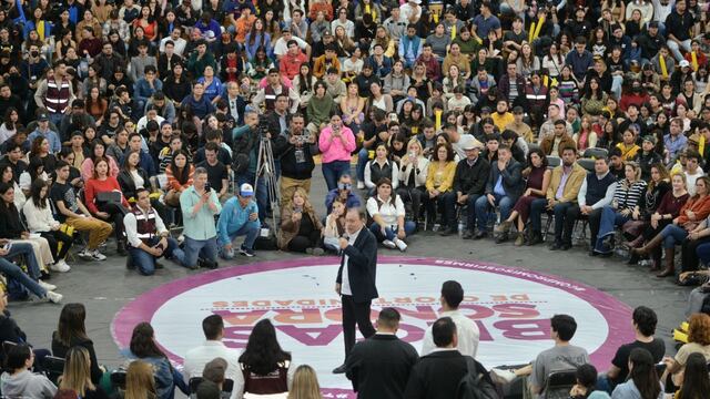 Alfonso Durazo cierra el 2023 entregando becas