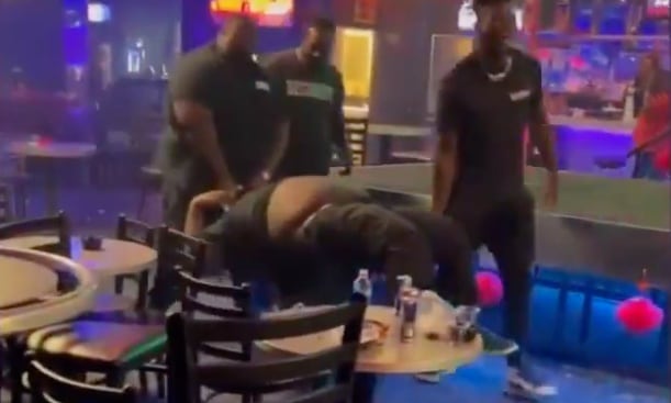 Sacan a borracho en carretilla