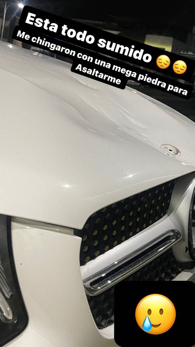Gomita muestra su camioneta dañada por una piedra