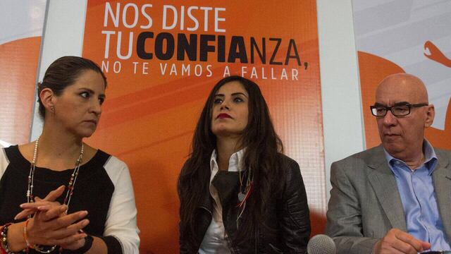 Verónica Delgadillo, al centro.