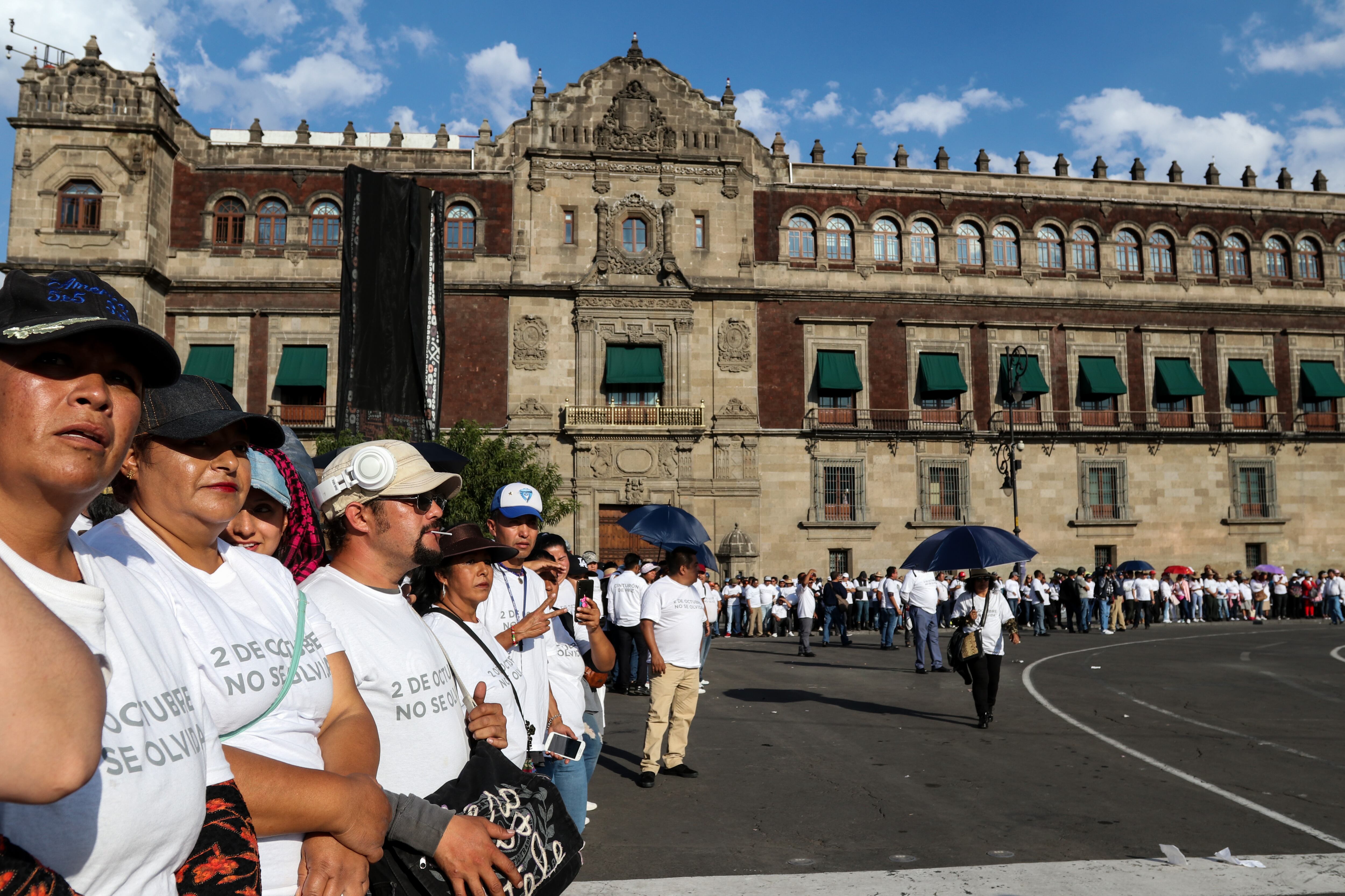 El "cinturón de paz" desplegado en el Zócalo del Centro Histórico.