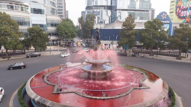 Tiñen de rojo agua de La Diana contra el feminicidio.
