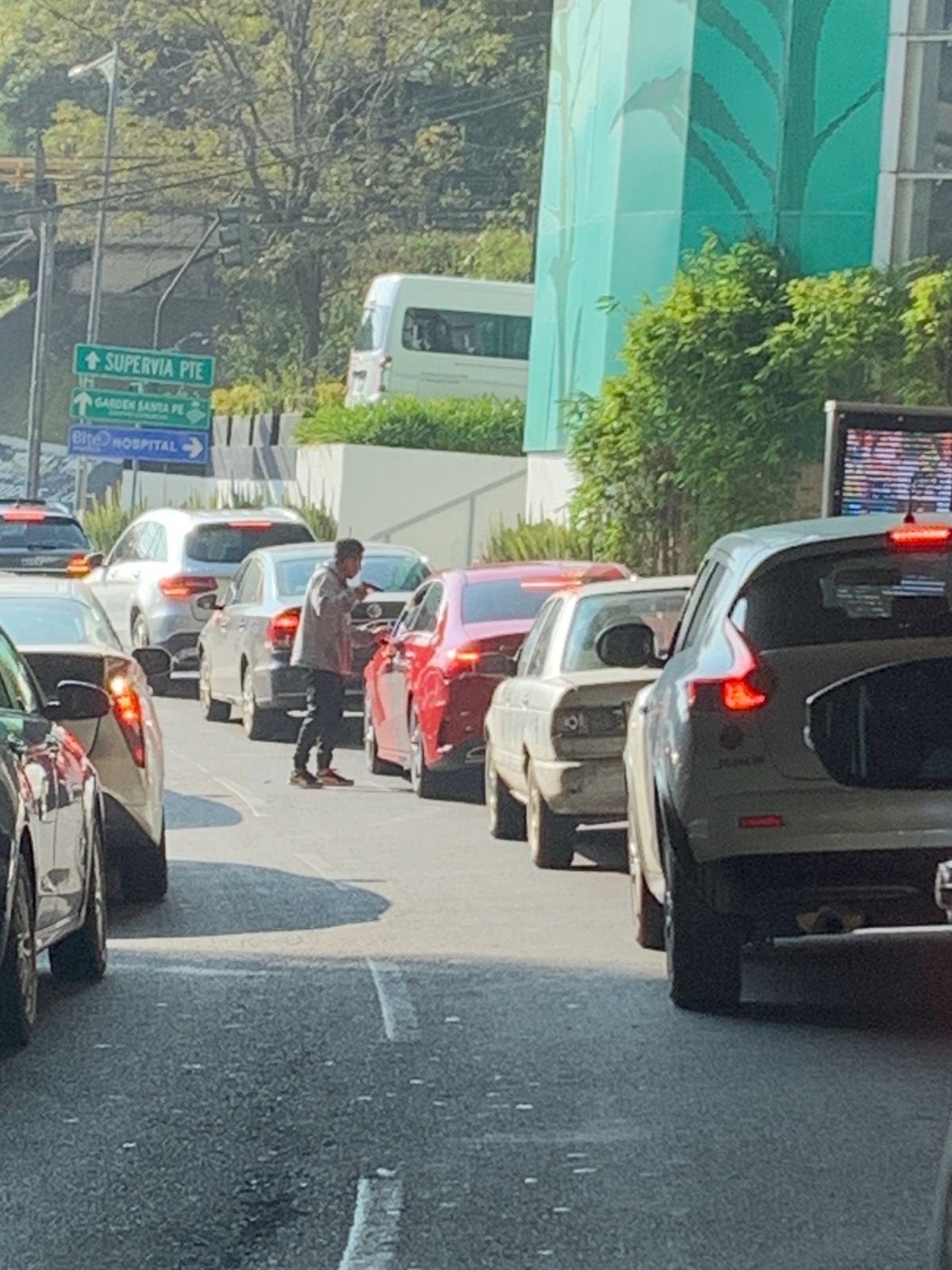 Captan asalto con pistola a automovilista en Paseo de Tamarindos, en Santa Fe