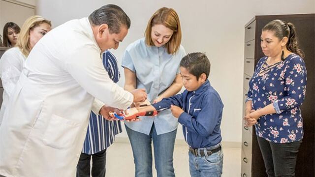 Mariana Gómez de García Cabeza de Vaca, presienta del DIF estatal, atestiguó la entrega de las prótesis que beneficiaron a dos niños.