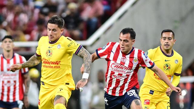 Brian Rodríguez y Hugo Camberos en el Chivas vs América.