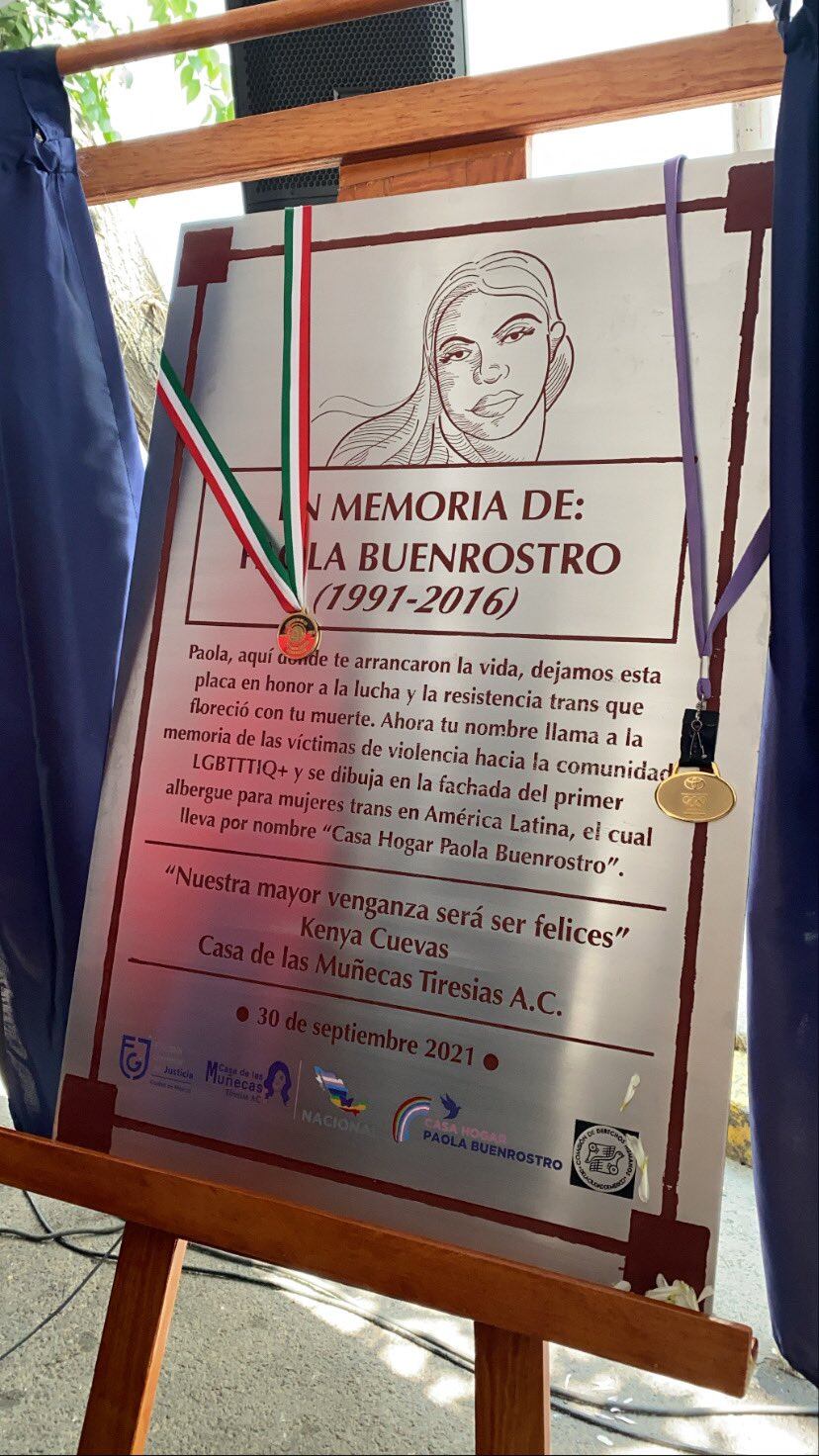 Placa de Paola Buenrostro