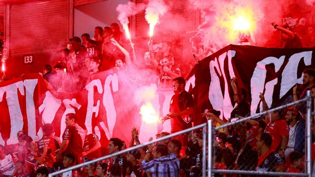 Liga MX castigará a fans que lanzaron bengalas.