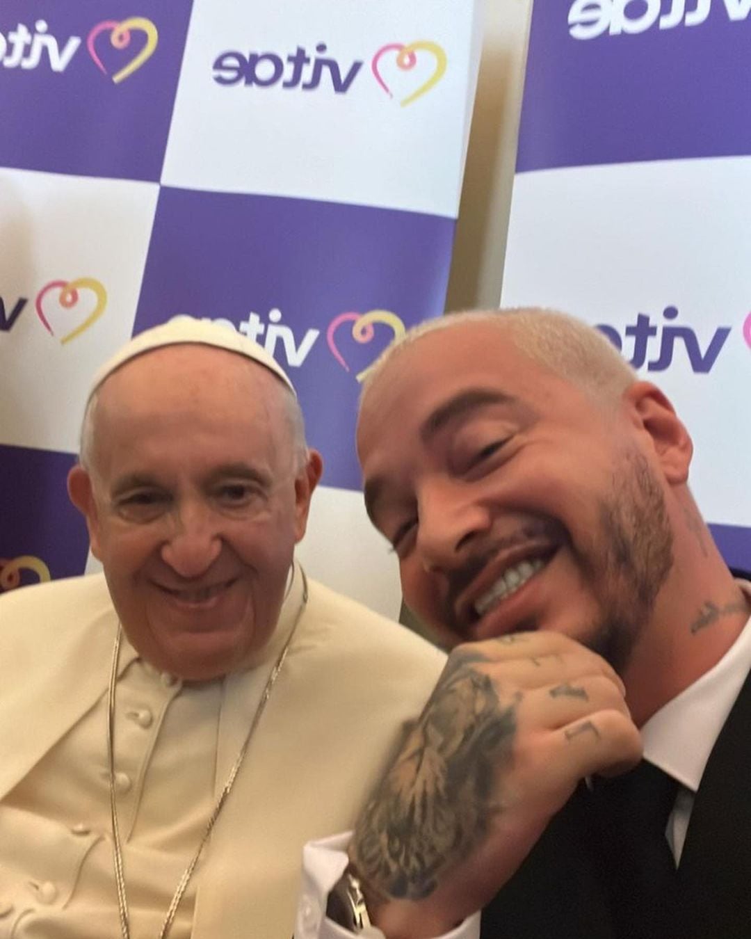 J Balvin junto al Papa Francisco